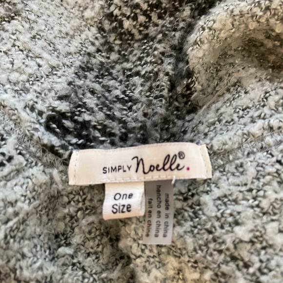 Hooded Poncho - Picture 4 of 5